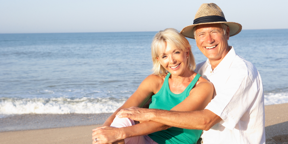 Älteres Ehepaar mit einem schönen Lächeln am Strand 